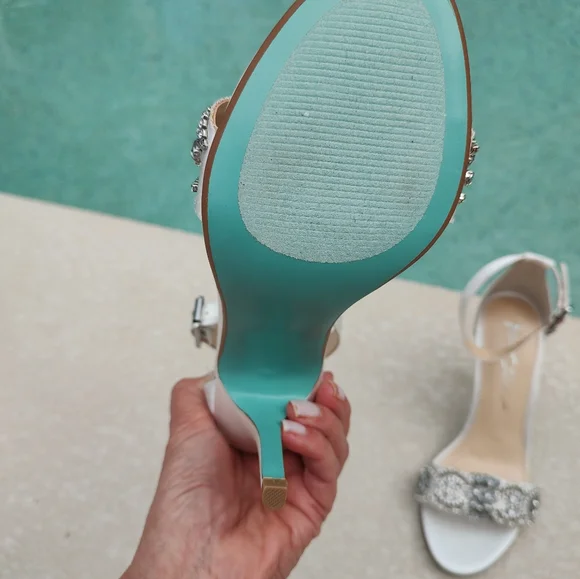 Betsy Johnson white satin embellished with rhinestone and pearls - Picture 8 of 12